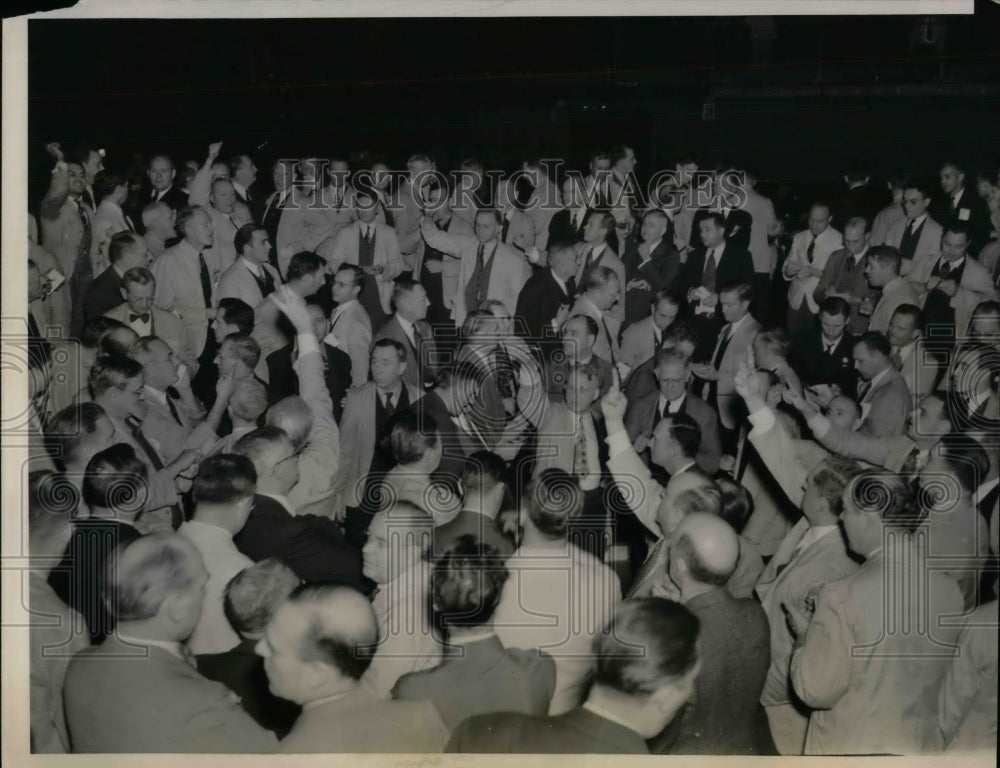 1939 The Chicago Boad of Trade, grain market traders - Historic Images