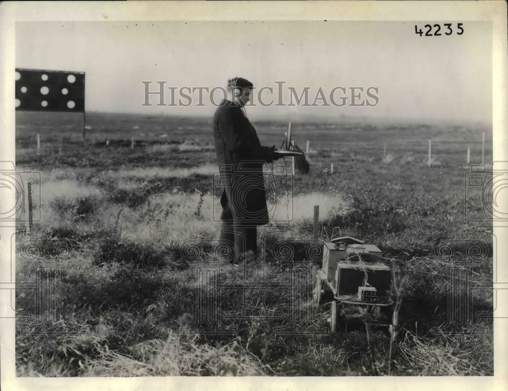 1933 Press Photo Special amplifier for demonstration of military radio - Historic Images