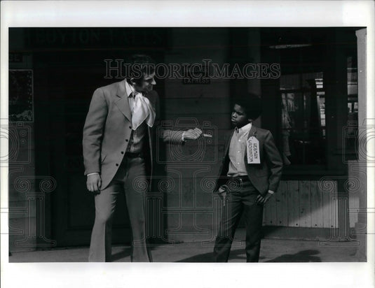 1970 Press Photo Pete Benny & another actor ina film scene-Historic Images