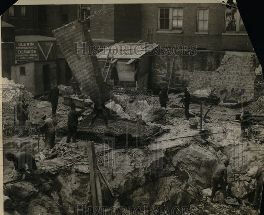 1925 Press Photo Excavating In New York With Dynamite, Steel Blankets In Place - Historic Images