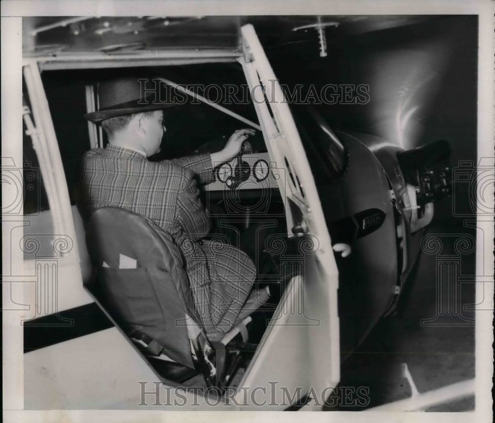 1941 Press Photo Piper Plane A37 Cranking the Engine - nea24469 - Historic Images