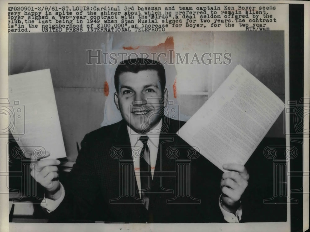 1961 Press Photo Captain Ken Boyer of Cardinal shown with his 2 years contract. - Historic Images