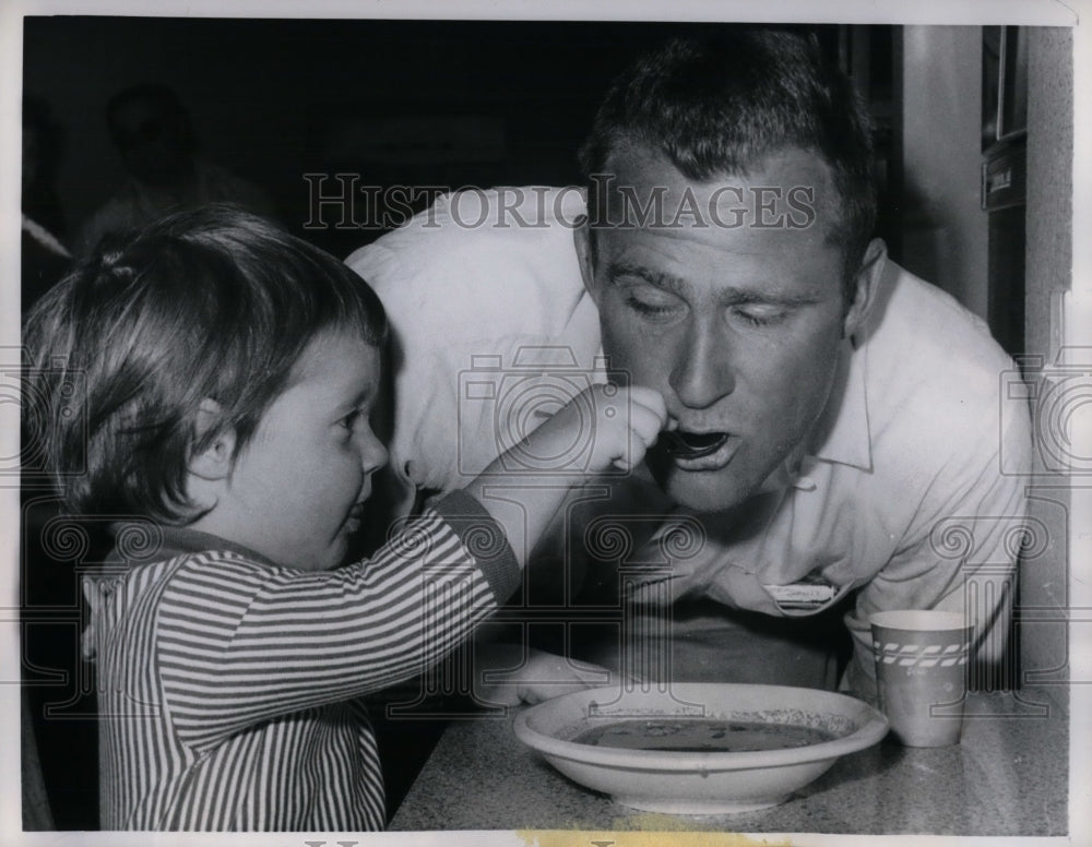 1960 Press Photo Lew Burdett, Pitcher of Milwaukee Braves with Daughter Mary Lou - Historic Images