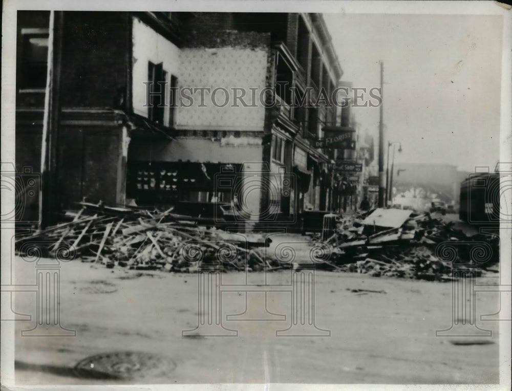 1942 Press Photo James J Meaher Buried When Car Crashed Into Building-Historic Images