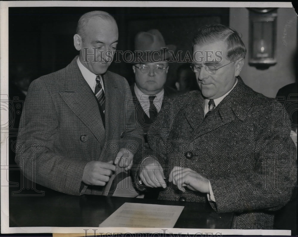 1938 Press Photo Dr Herman Bundesen,Wm Guerin in custody for anti trust act - Historic Images