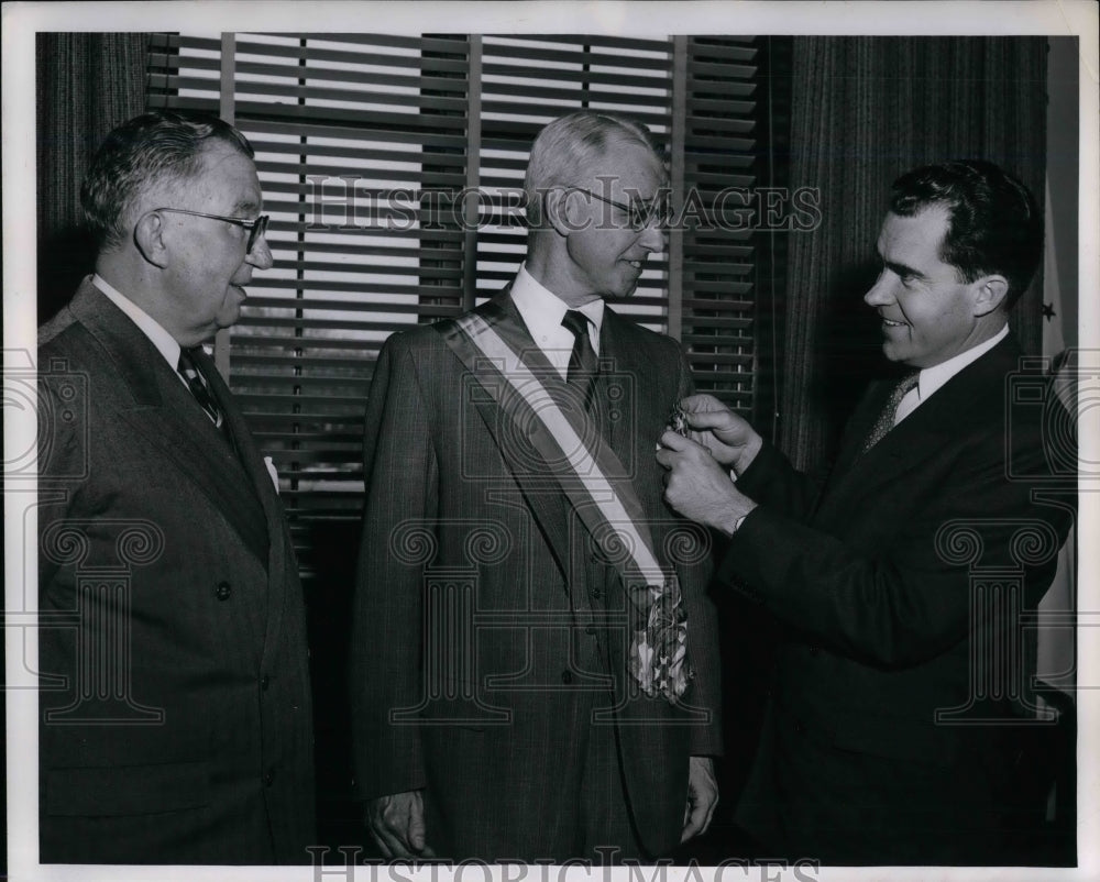 1951 Press Photo American red Cross, E Bunker,VP R Nixon &amp; James Nicholson - Historic Images