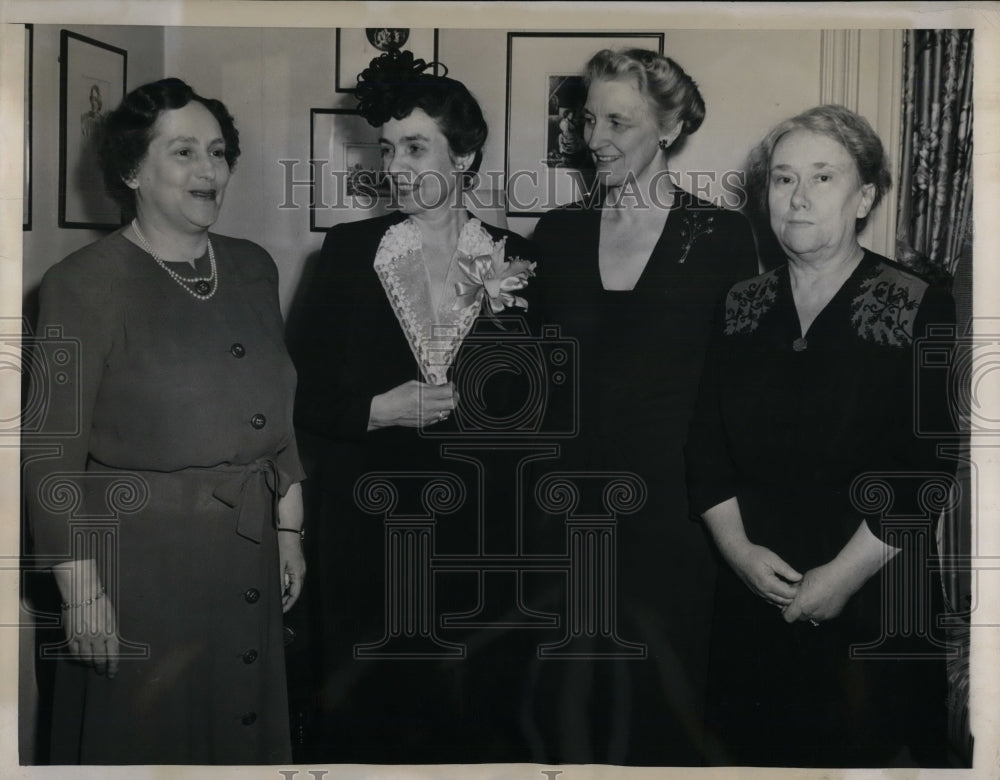 1944 Mrs. John W. Bricker wife of Governor Ohio Tea honored guest - Historic Images
