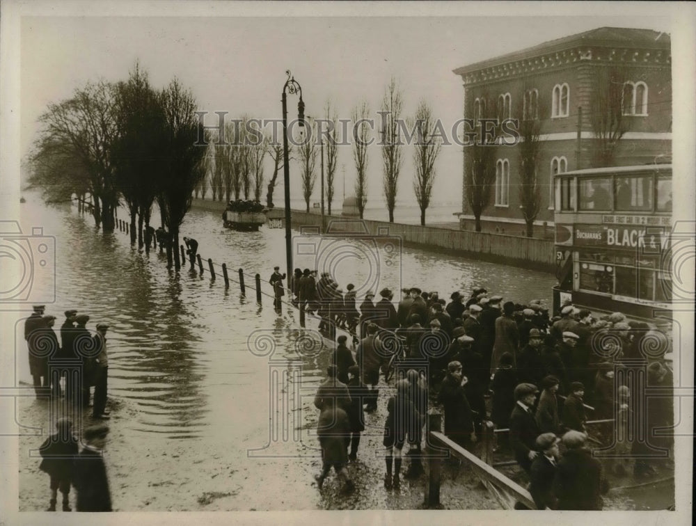 1930 Press Photo Scene of Flooded England Road - Historic Images