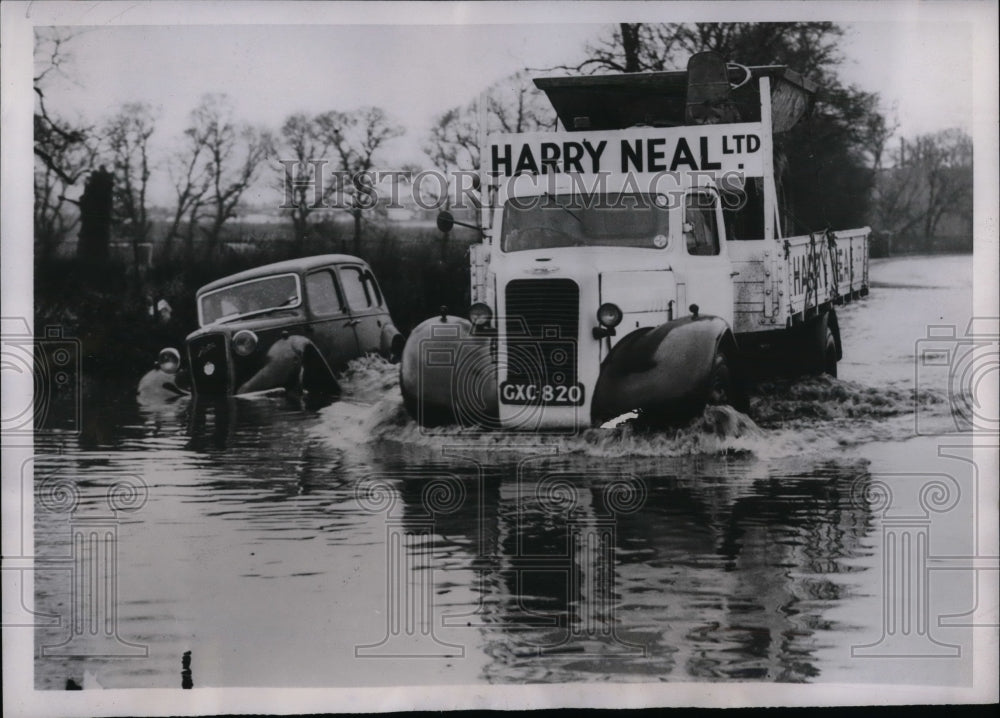 1947 Press Photo Roads in London Area Flooded by Thawed Snow - Historic Images