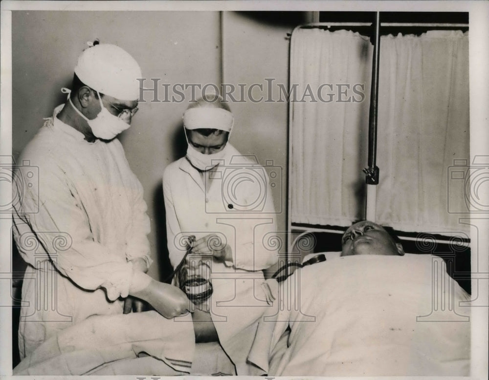 1939 Press Photo Laverne Smith give blood for Linn Jones,son of a Western Union. - Historic Images