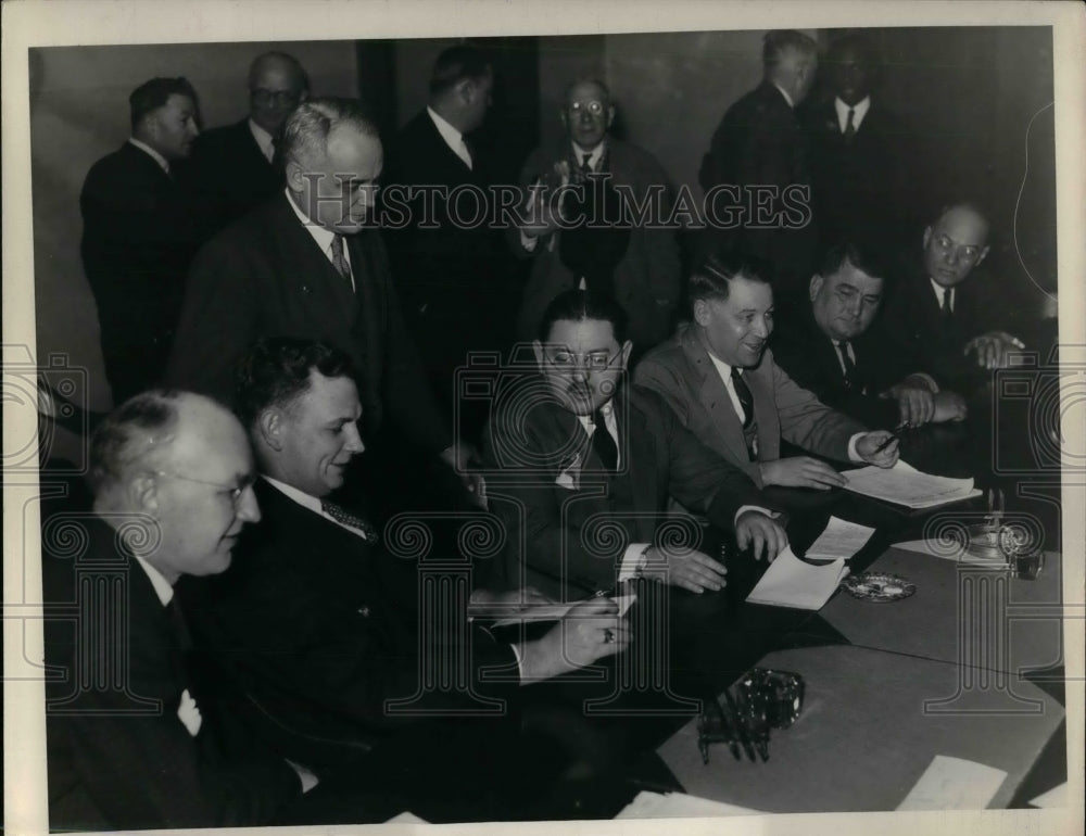 1936 Press Photo Hagemeister Young Mayor Burton Persley Chapek Stein At Meeting-Historic Images