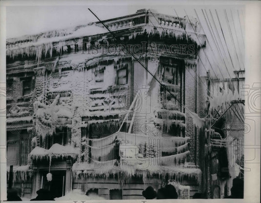 1946 Press Photo Ice Covered Local Lodge After Fire, Winnipeg, Manitoba, Canada - Historic Images