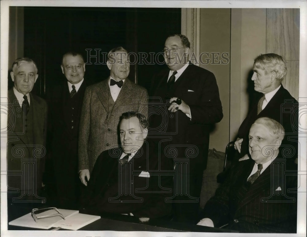 1943 Press Photo Senate Republican in a caucus re-elected Sen Mc Nary. - Historic Images