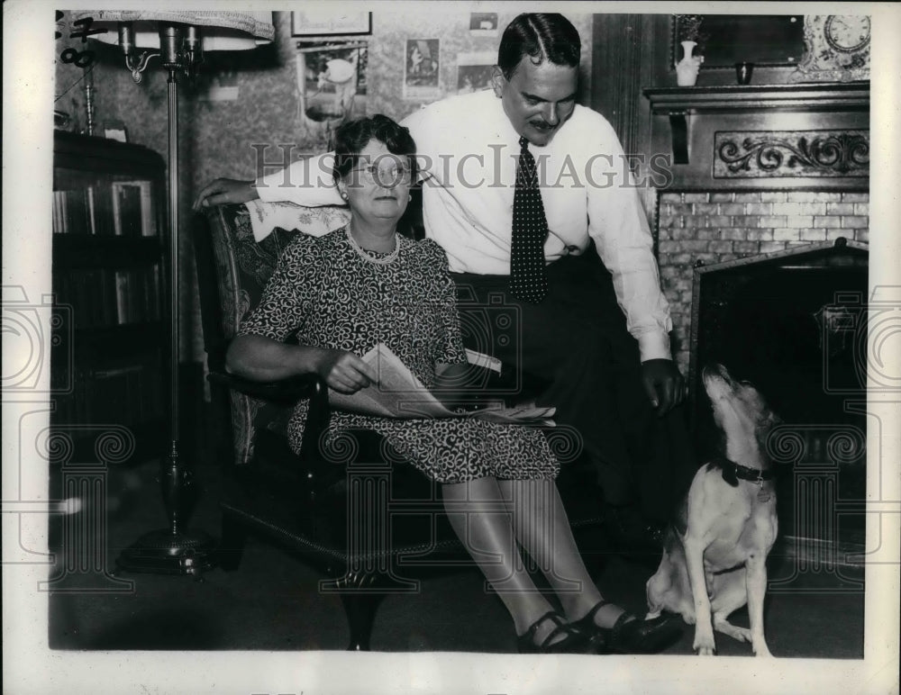 1939 Press Photo Dist. Atty. Thomas Dewey at Home with Mother, Mrs. George Dewey - Historic Images