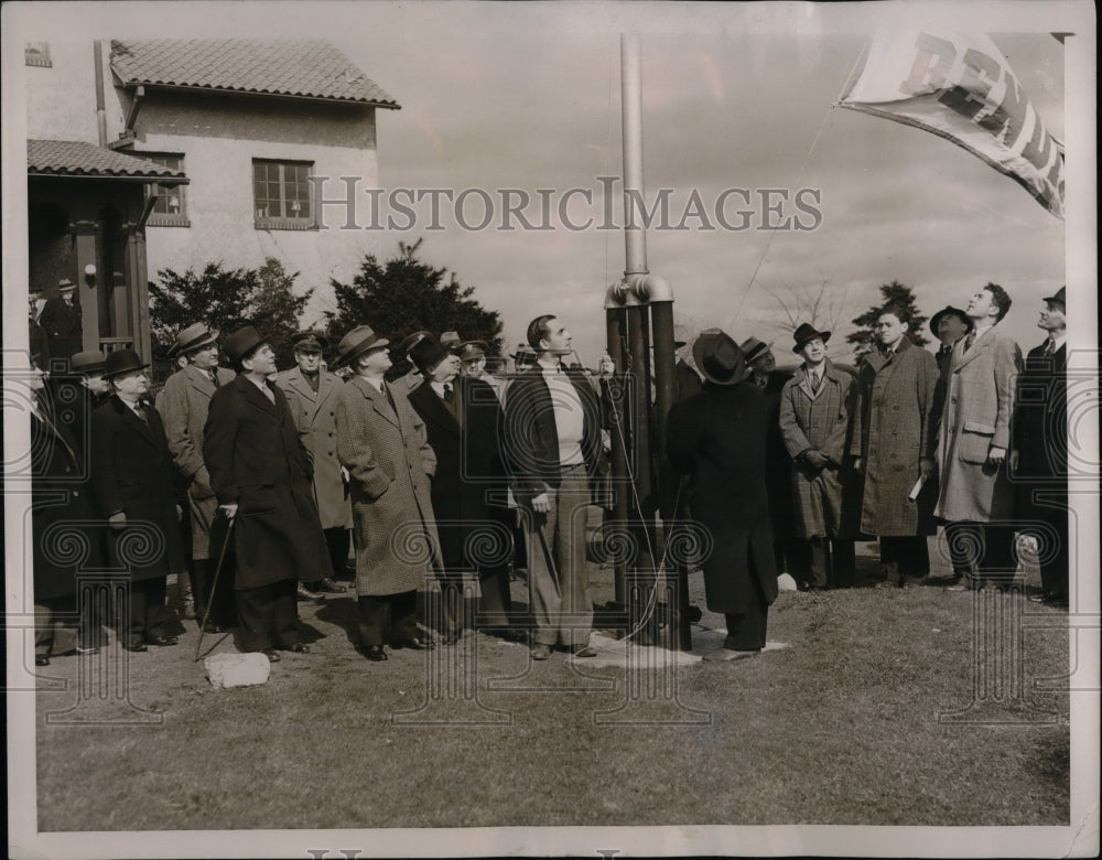 1939 Press Photo NYU Flag Raising Ceremony Sanford Schubiner Pulls Rope - Historic Images