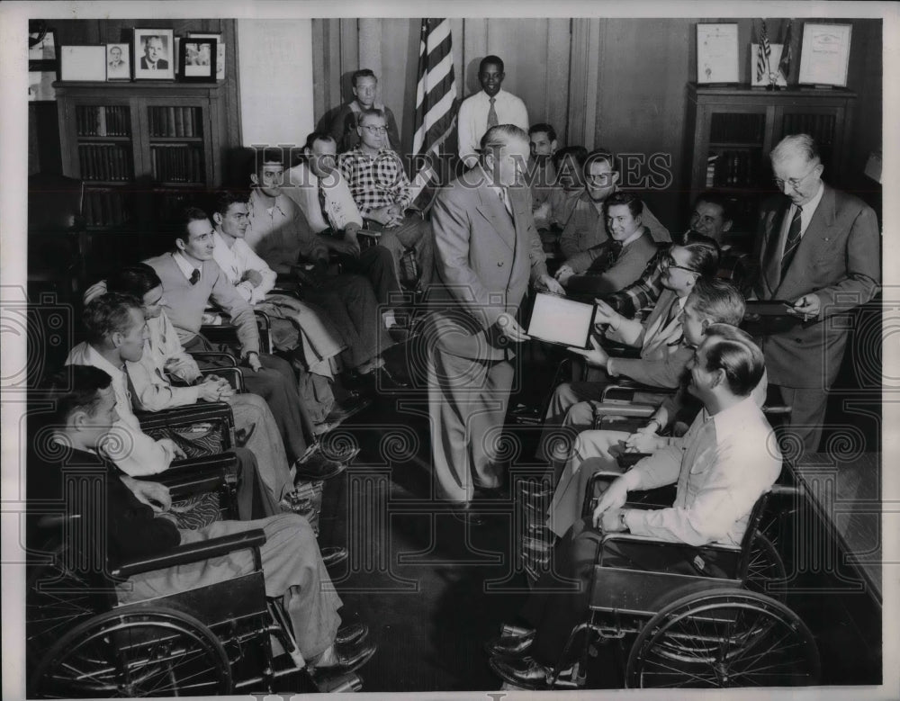 1951 Press Photo Postmaster John Hadelein honored Paralyzed Vet. of America. - Historic Images