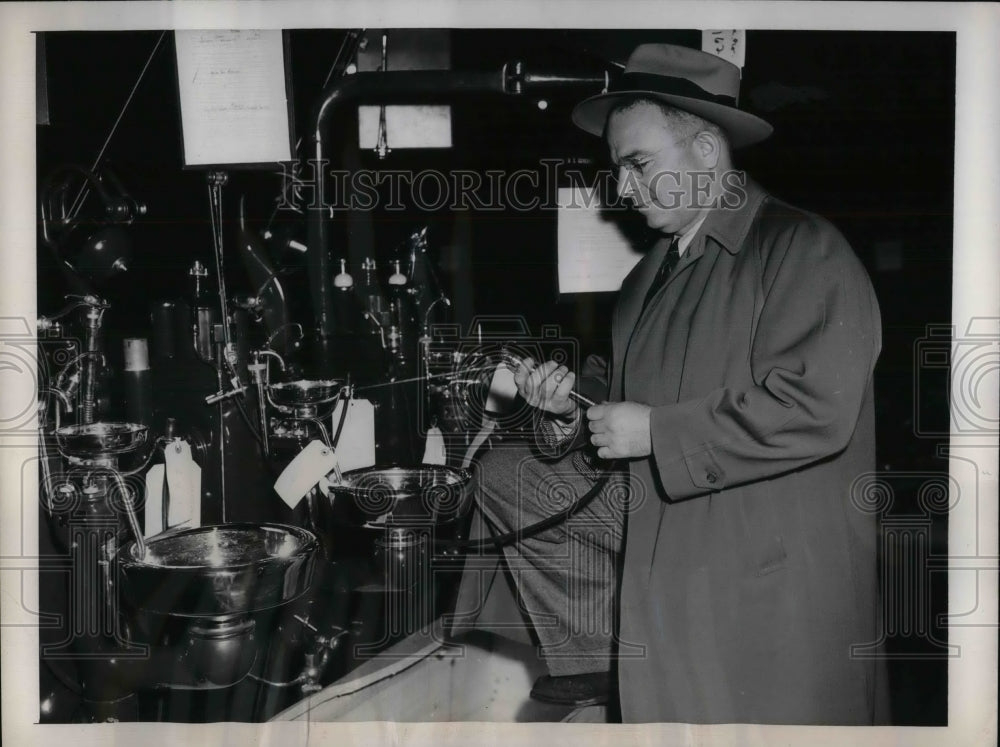 1947 Press Photo Dr.Franklin Goldman,Brought dental supply at Ex-GIS Surplus. - Historic Images