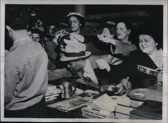 1951 New Yorkk Department store price war Macy's  - Historic Images