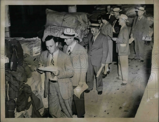 1946 Press Photo Government surplus auction customers - Historic Images