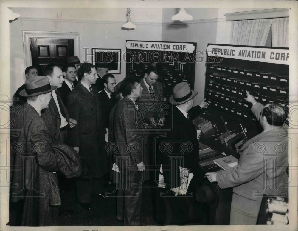 1944 Press Photo Govt. surplus auction in New York City - nea25439 - Historic Images