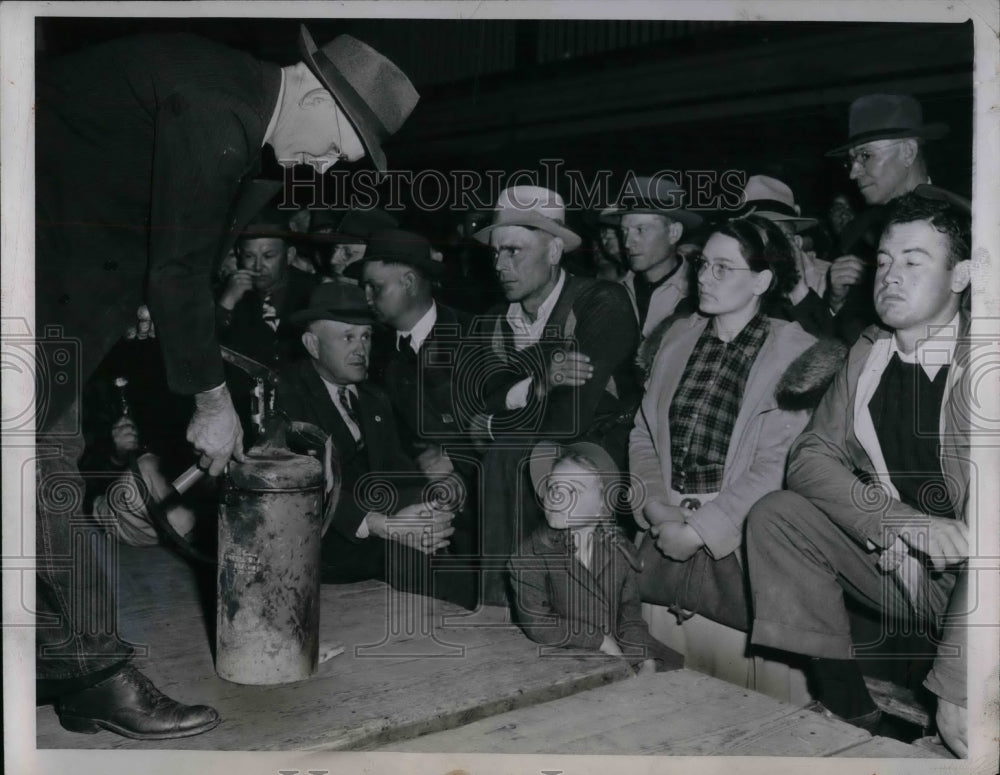 1944 Press Photo Government surplus auction in Wisconsin - nea25448 - Historic Images