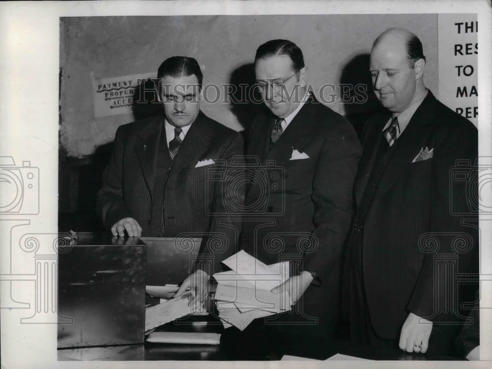 1945 Press Photo Government surplus auction in NY, F Seymour,V Raler,F Mallon - Historic Images