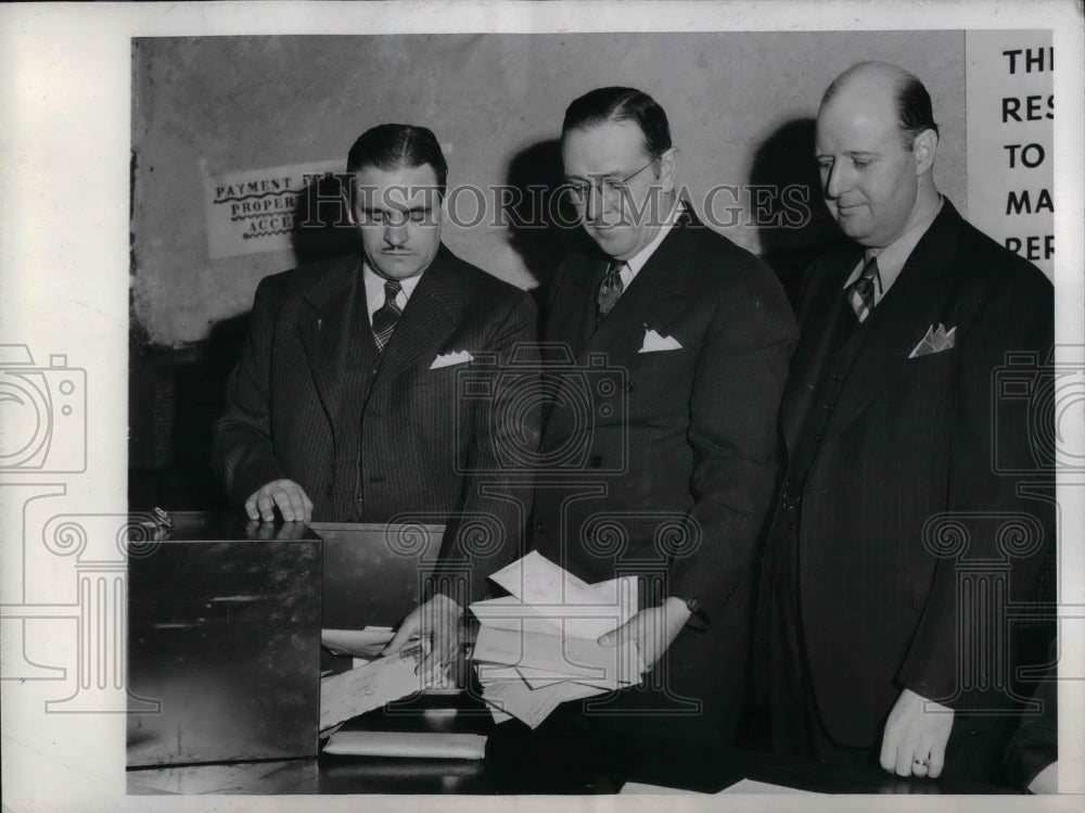 1945 Press Photo Government surplus auction in NY, F Seymour,V Raler,F Mallon - Historic Images