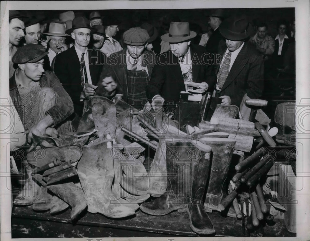 1944 Press Photo Government surplus auction in Wisconsin - nea25450 - Historic Images