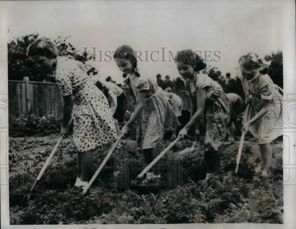 1952 Weston Park School Students Plant Garden  - Historic Images