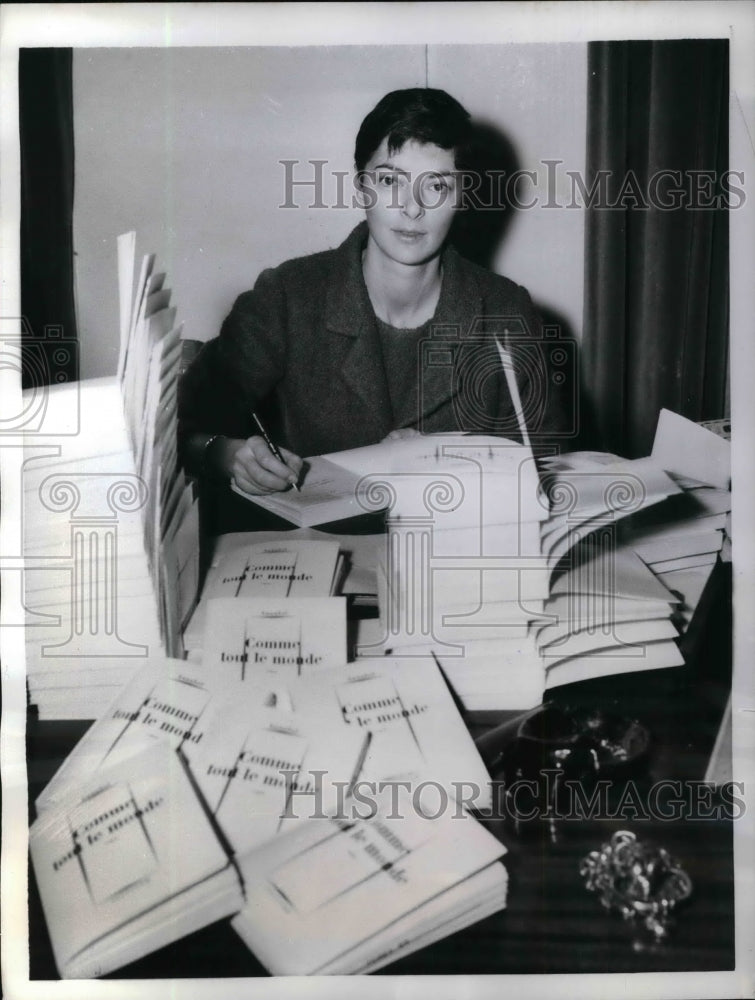 1959 Press Photo Annabel, Model Autographs her Book &quot;Comme Tout Le Monde&quot;-Historic Images