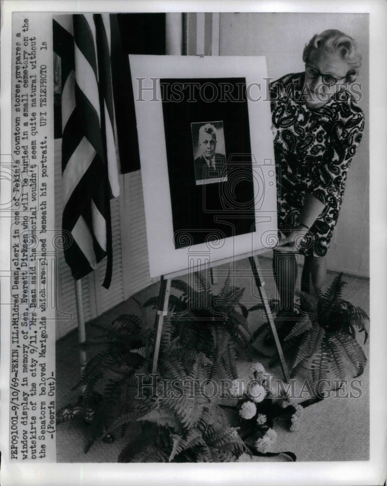1969 Press Photo Mildred Dean, Store Clerk, Prepares Everett Dirksen Memorial-Historic Images