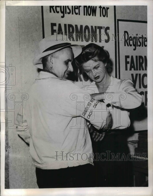 1943 Press Photo Edward Wade, Sally Gilbert, Victory Crop Corps band - Historic Images