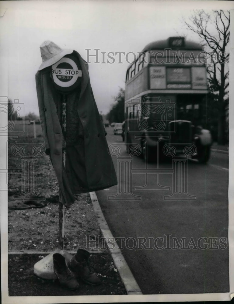 1959 Clothes on bus stop in Bookham, England  - Historic Images