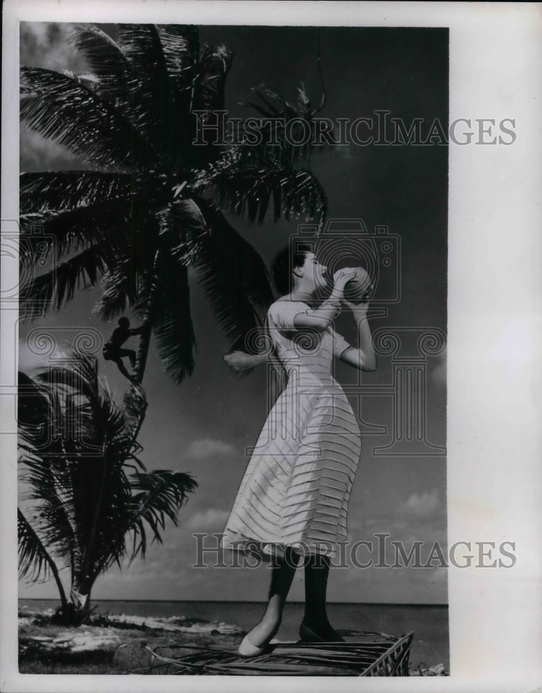 1953 Press Photo Summer Fashion Wear. - nea25775 - Historic Images