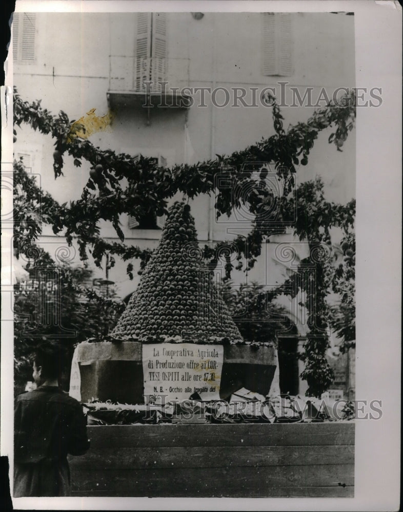 1931 Pyramid of peaches at Castel Gandolfo at summer residence of - Historic Images