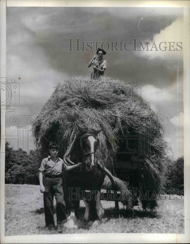 1943 Pat Maher Works In The Fields During Vacation - Historic Images
