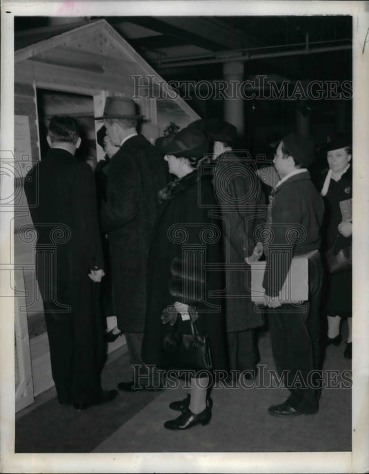 1943 R.H. Macy & Company Department store  - Historic Images