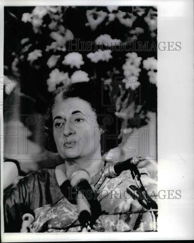 1972 Indian Premier Indira Gandhi at Grand Hotel Press Conference - Historic Images