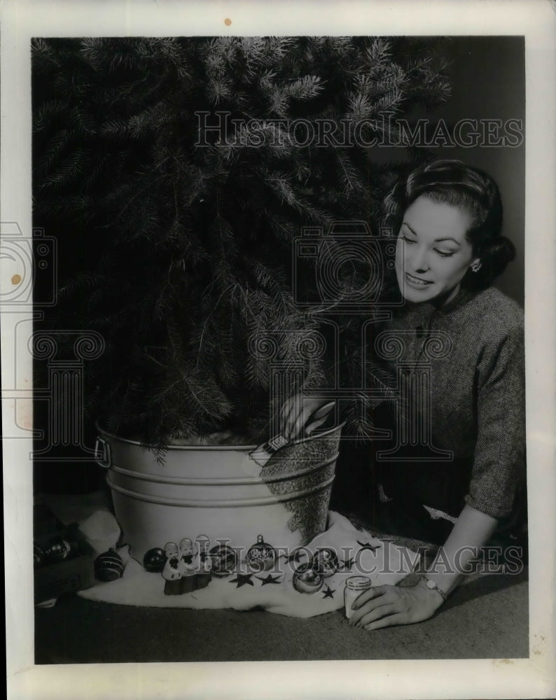 1955 Press Photo Women painting a Laundry Tub to hold a Christmas Tree. - Historic Images