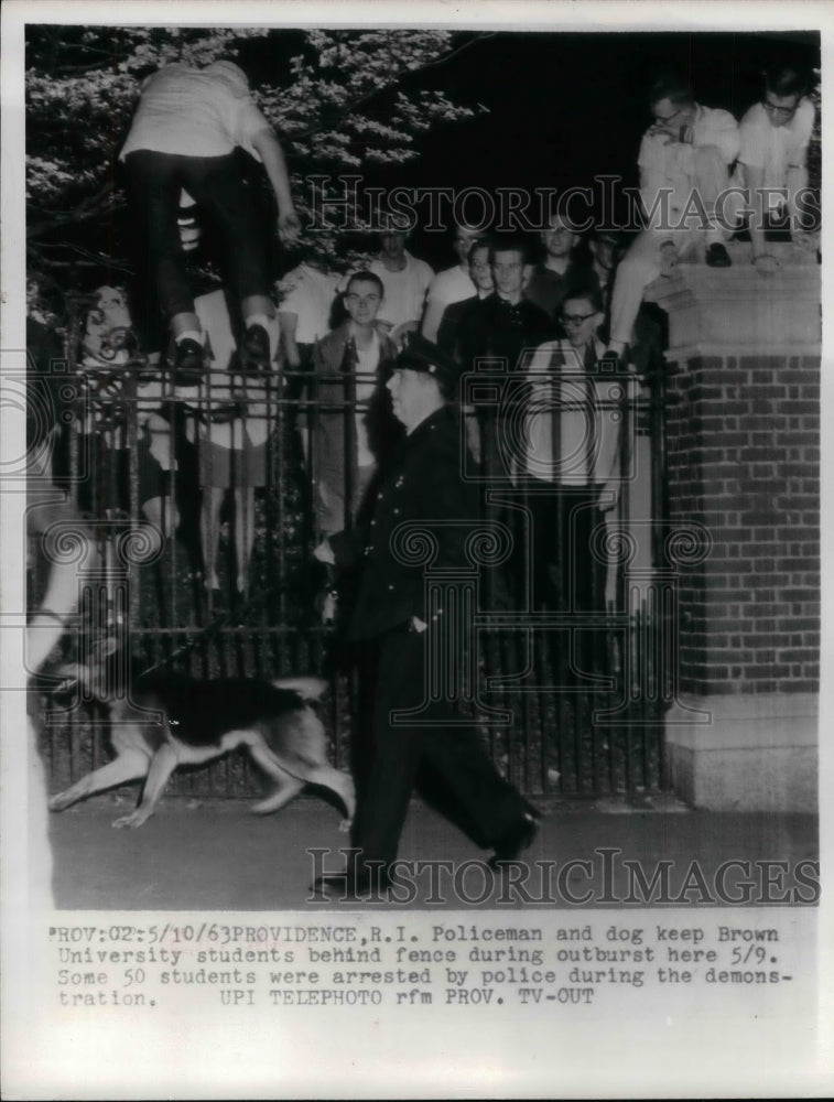 1961 Press Photo R.I. policeman &amp; his dog &amp; Brown Univ. students - nea26021 - Historic Images