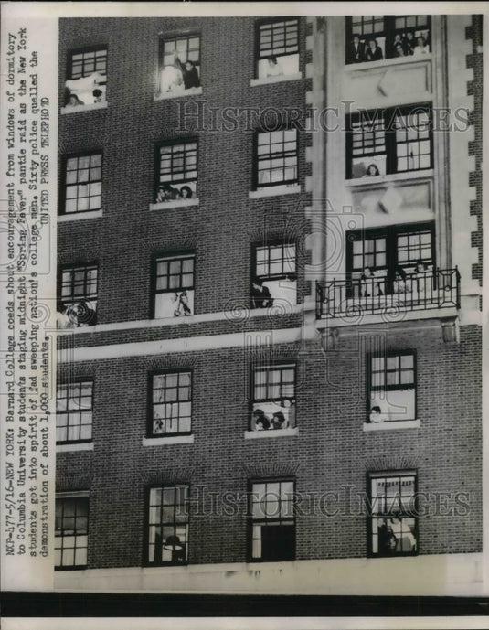 1952 Press Photo Barnard College in NYC, coeds during "Spring Fever" - nea26026 - Historic Images