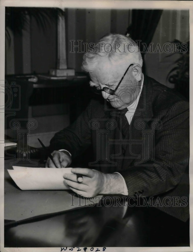 1939 VP John Nance Garner signs Administration Neutrality Bill - Historic Images