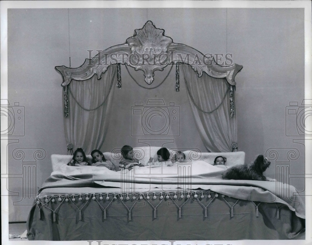 1962 Press Photo Six Children in &quot;World&#39;s Largest Bed&quot; - nea26474 - Historic Images