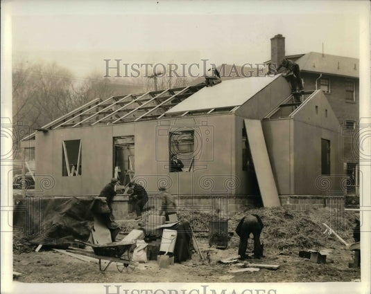 1942 Press Photo Placing roof insulation on a building - nea26506 - Historic Images