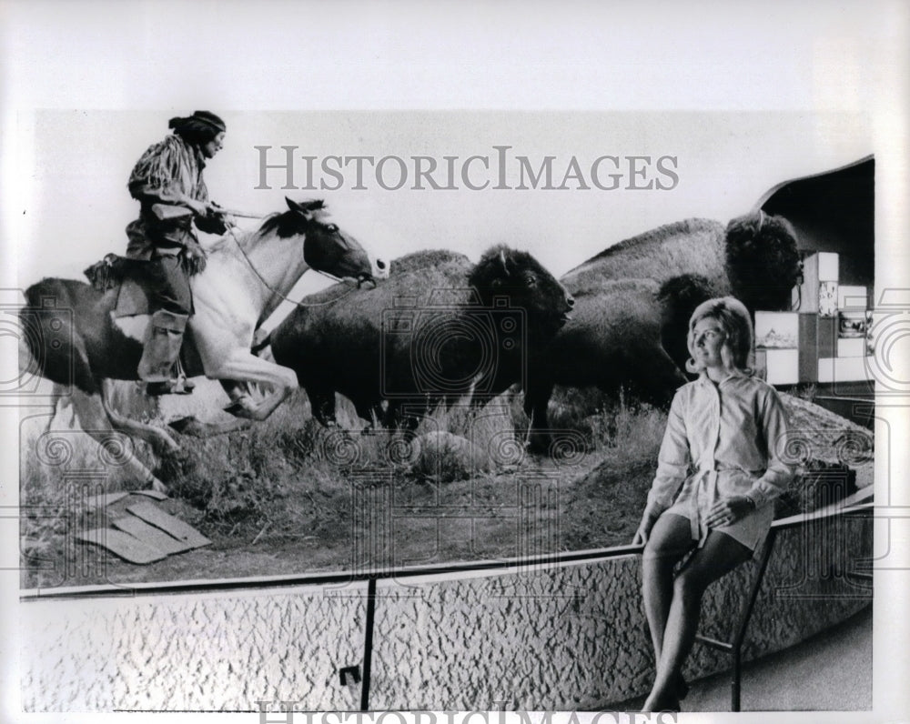 1970 Press Photo Flora Hoegson at the "Man and Nature" exhibit in Manitoba - Historic Images