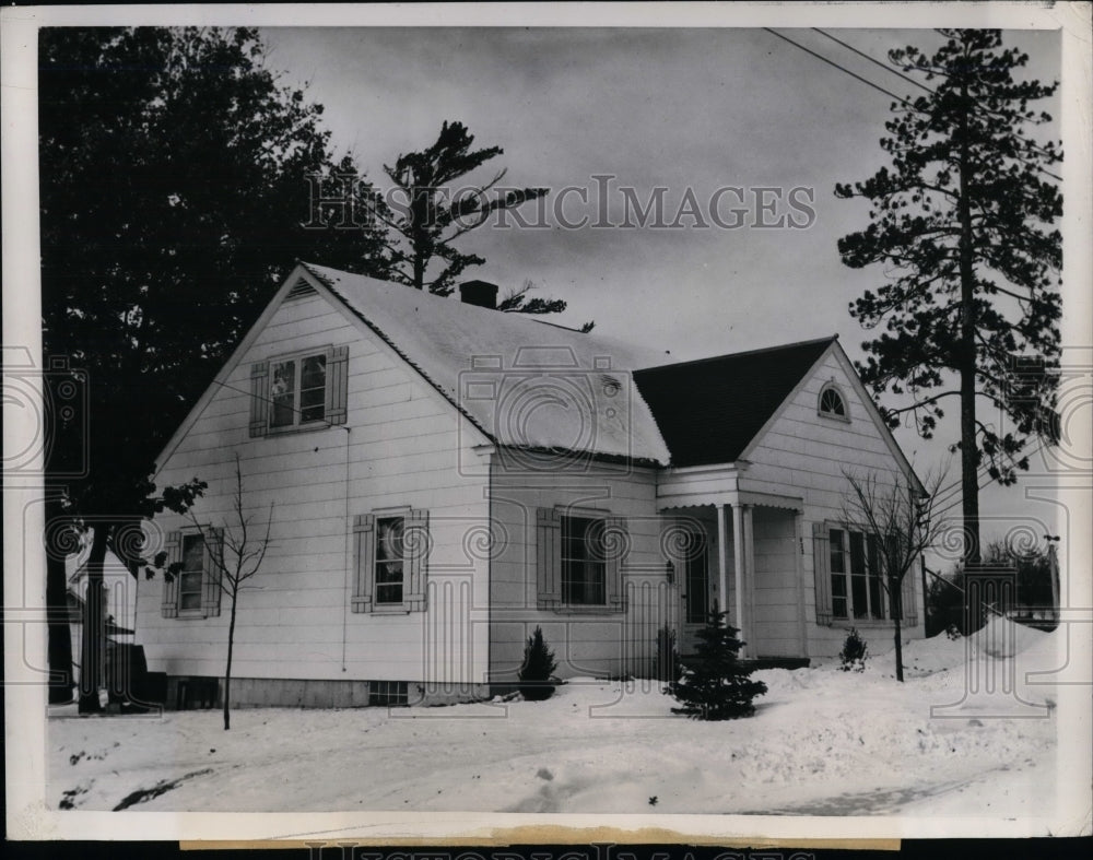 1948 Press Photo Frank Krueger uses &quot;reverse refrigeration&quot; to heat his home-Historic Images