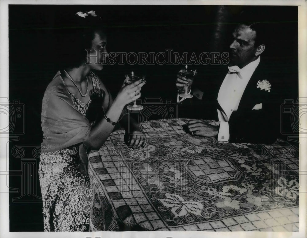 1941 Press Photo Clothes, accessories and tablecloth chemically treated to make - Historic Images