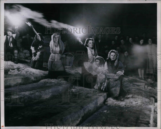 1952 "Living Crib" Nativity Play. - Historic Images