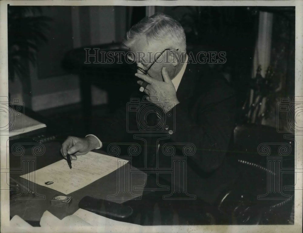 1937 Press Photo Vice President John Garner signs the Neutrality Resolution - Historic Images