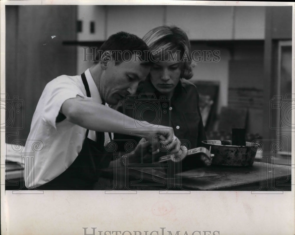 Press Photo BGSU Art Prof. Philip R. Wigg Showing Student How To Ink Plate - Historic Images